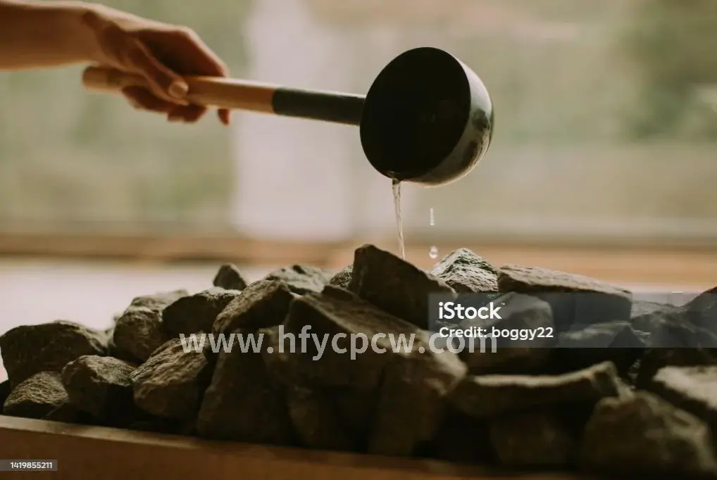 按摩师正在为顾客进行肩颈放松