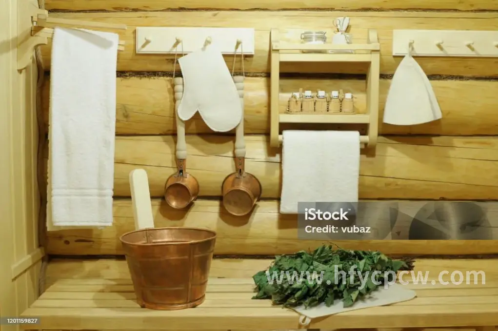 柔和灯光与木质元素营造的静谧空间